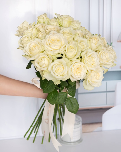 זר ורדים לבנים