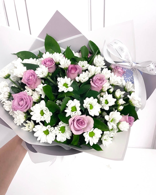 זר חרציות וורדים סגולים