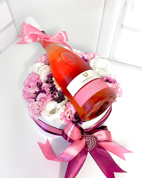 סידור ורוד בייבי ולבן עם יין רוזה