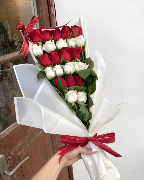 זר ורדים מדורג לבן אדום