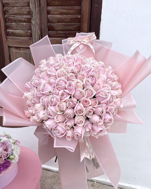 זר ורדים ורודים ענק