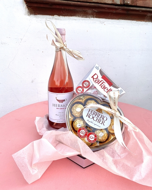 מארז יין רוזה, שוקולד לב Ferrero Rocher ושוקולד Raffaello