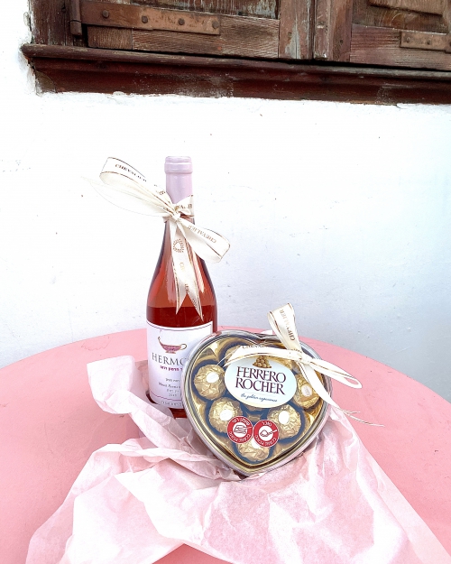 מארז יין ושוקולד לב Ferrero Rocher
