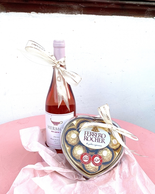 מארז יין ושוקולד לב Ferrero Rocher