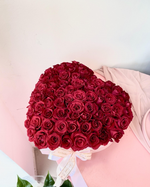 סידור לב ורדים אדומים