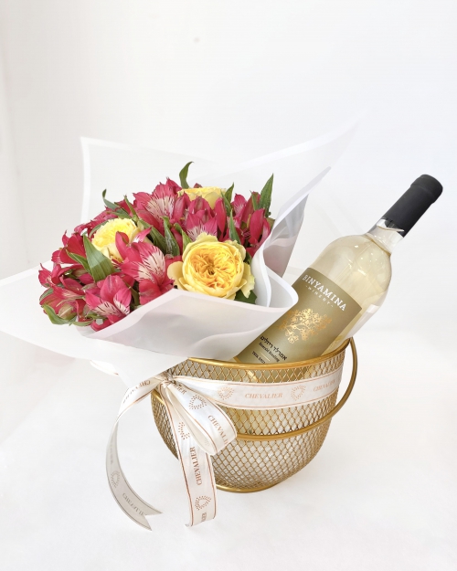 מארז סלסלת פירות נוי, בוקט פרחים ויין